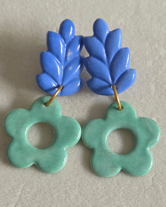 Aros flor azul espiga 2 piezas M+