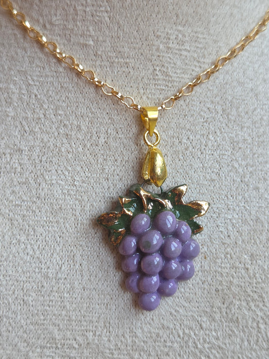 Dije de uvas grandes con oro