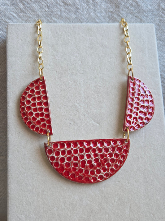 Collar rojo italiano panal con cadena de oro.