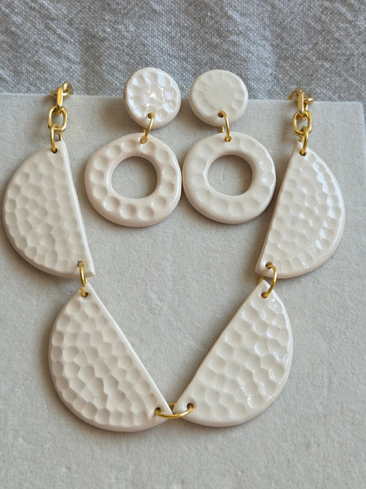 Aros/ Collar blanco panal con cadena de oro, juntos o separados.