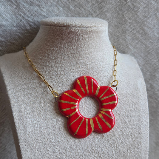 Collar flor roja con oro y cadena