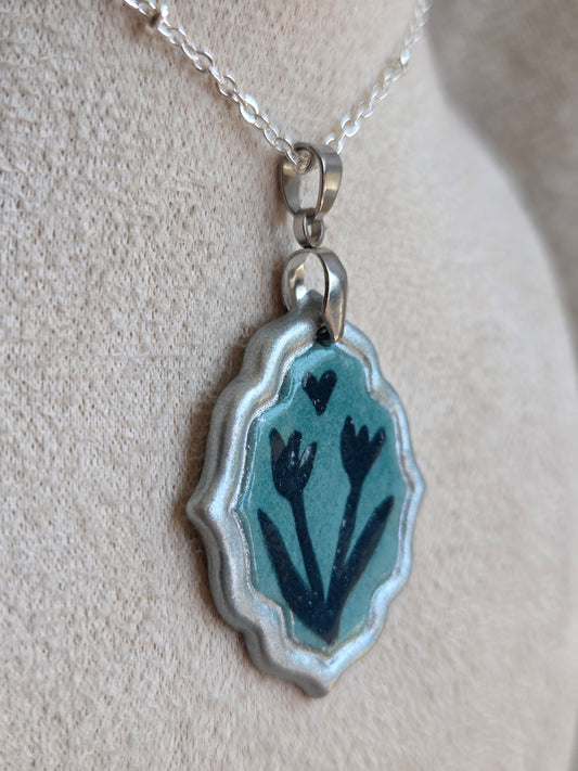 Medalla petróleo y azul marino con pátina plateada y cadena con baño de plata