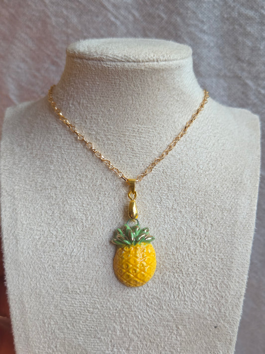 Dije de piñas con oro