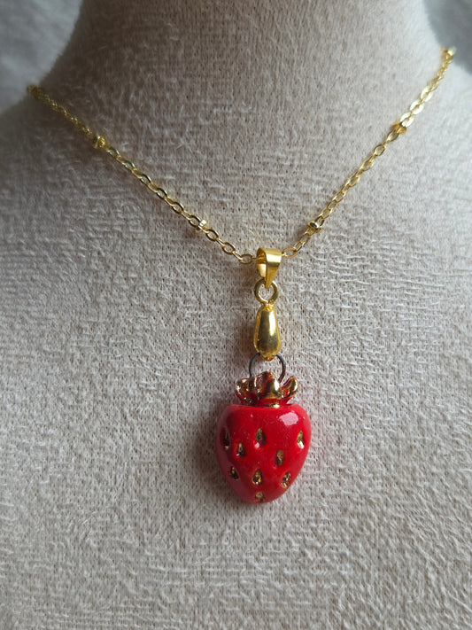 Dije de frutillas con oro