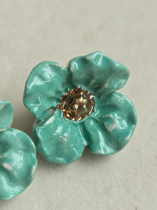 Aros flor turquesa con oro 1 pieza