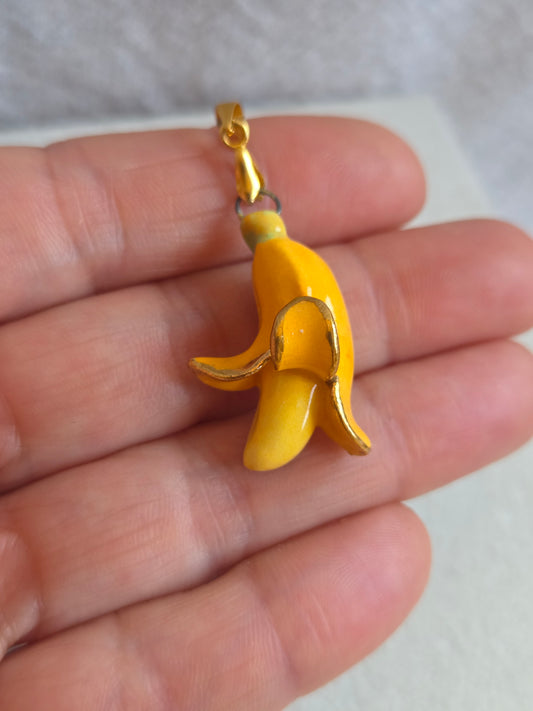 Dije de plátano abierto con oro
