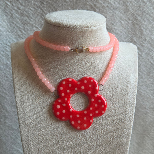 Collar flor roja con lunares y mostacillas rosa