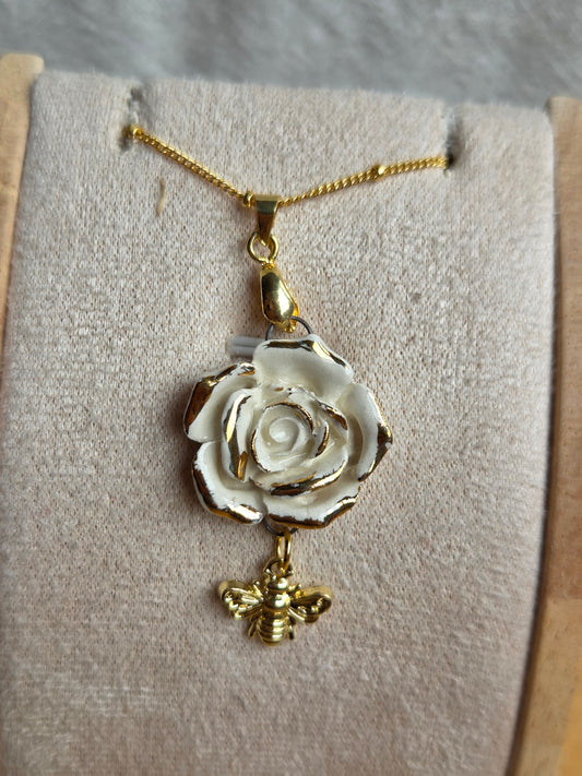 Colgante rosa blanca y oro con cadena