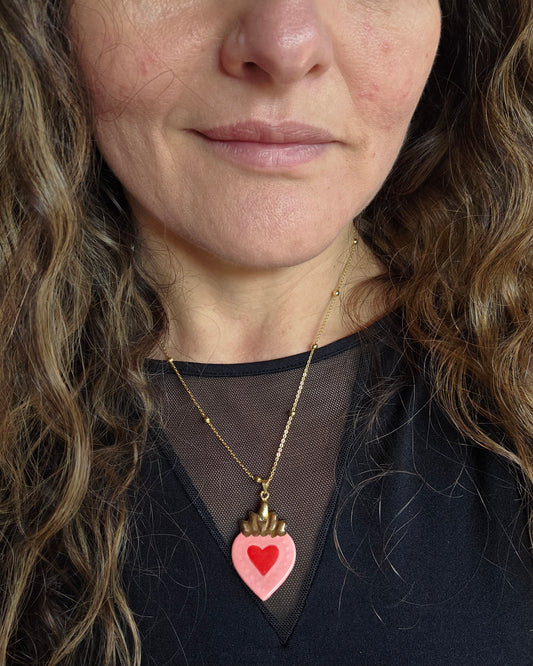 Collar sagrado corazón rosado y oro con cadena bañada en oro