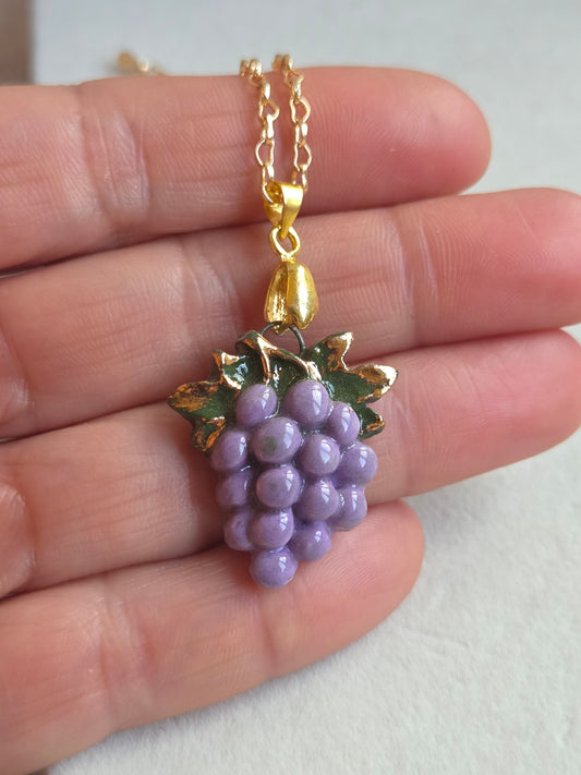 Dije de uvas grandes con oro