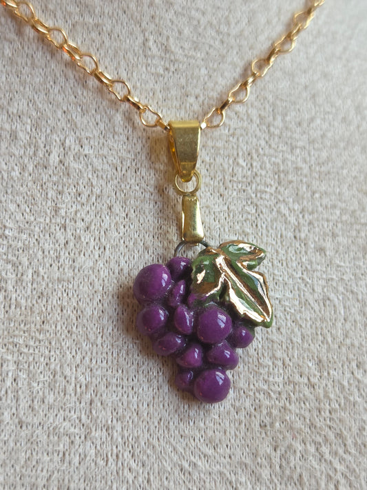 Dije de uvas pequeñas con oro
