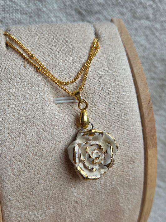 Colgante rosa blanca y oro con cadena