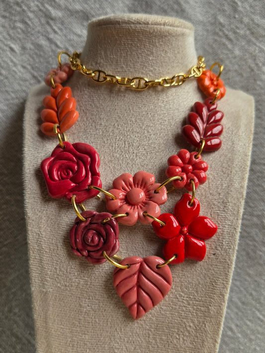 Collar 10 piezas florales en tonos rojos