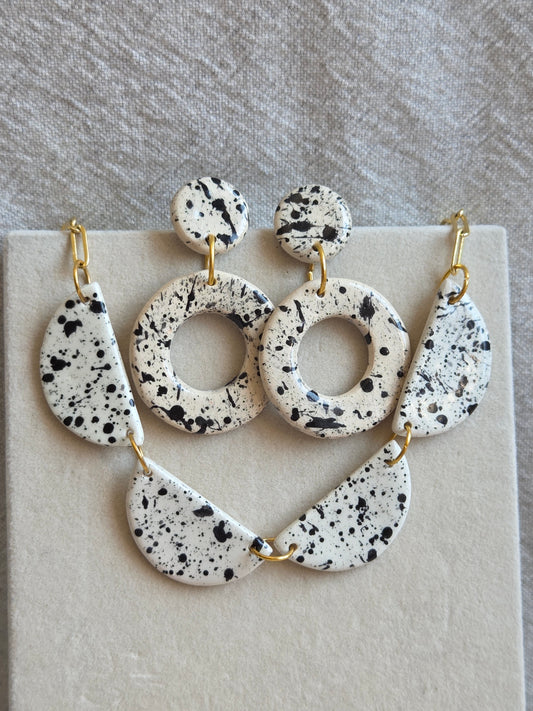 Aros/ Collar blanco con chispas negrad con cadena de oro, juntos o separados.