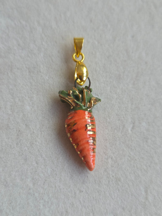 Dije de zanahoria con oro
