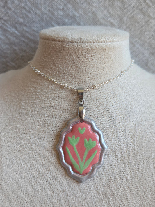 Medalla coral y verde con pátina plateada y cadena con baño de plata