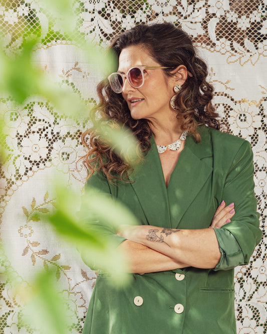 Aros/ Collar blanco con chispas negrad con cadena de oro, juntos o separados.