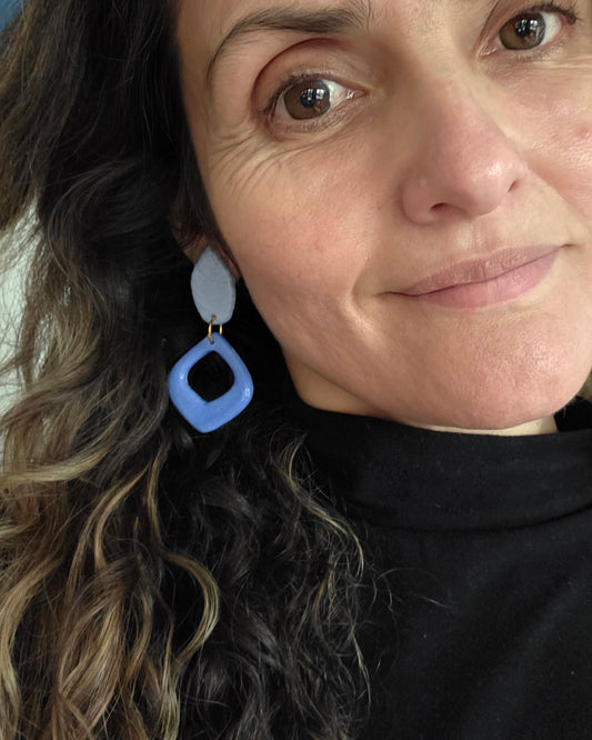 Aros flor azul hojita 2 piezas M+