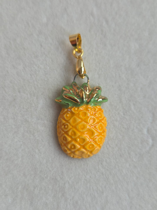 Dije de piñas con oro