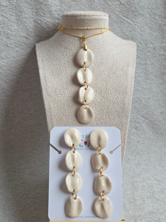 Aros/ Collar pétalos crudo con cadena de oro, juntos o separados.