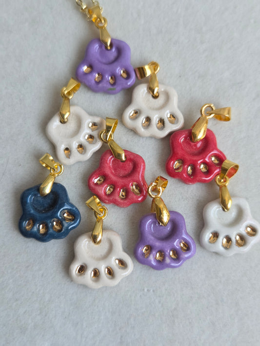 Dije de patitas de perro con oro