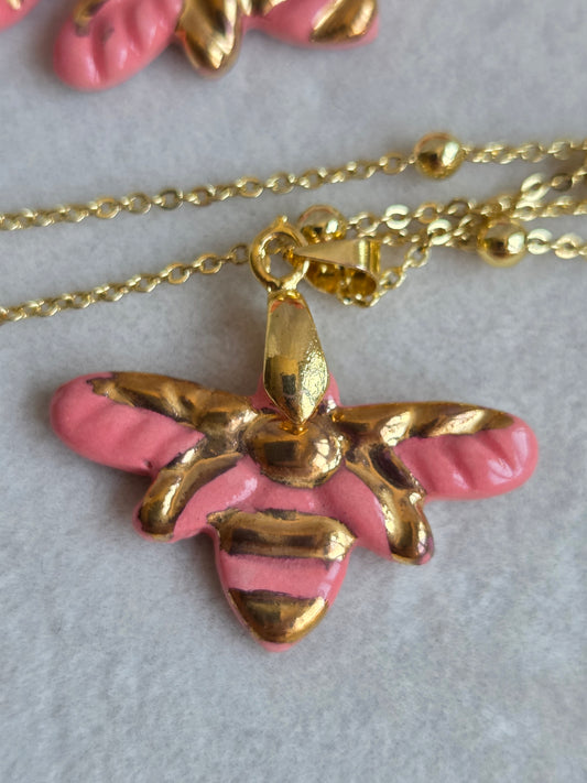 Colgante de abeja rosado con oro y cadena