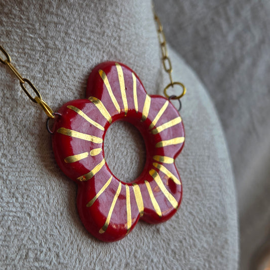 Collar flor roja con oro y cadena