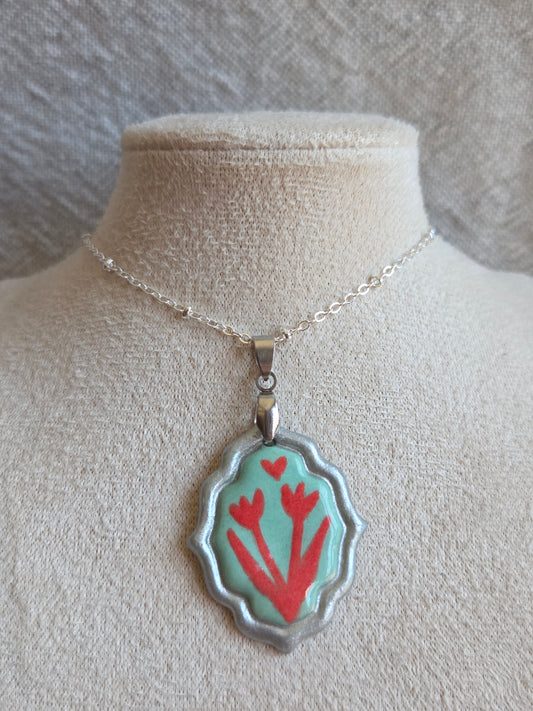 Medalla celeste y coral con pátina plateada y cadena con baño de plata