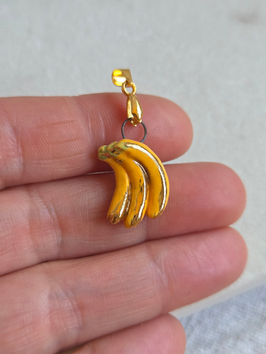 Dije de plátano en racimo con oro