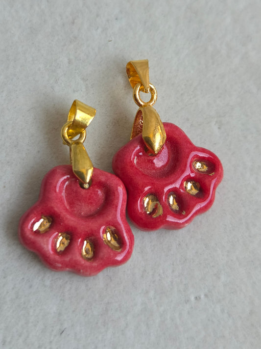 Dije de patitas de perro con oro