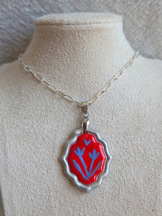 Medalla rojo y azul marino con pátina plateada y cadena con baño de plata