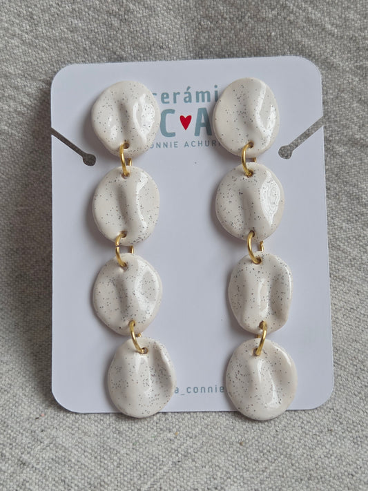 Aros pétalos blancos con pintitas