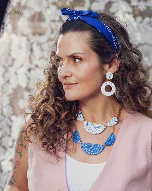 Aros/ Collar blanco con chispas azules con cadena de oro, juntos o separados.