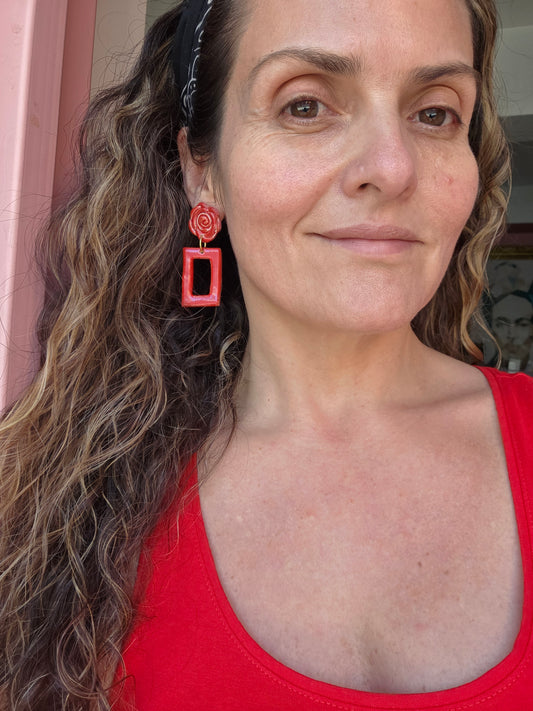 Argollas cuadradas y rosas en rojo italiano