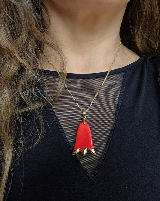 Collar copihue rojo y oro con cadena bañada en oro