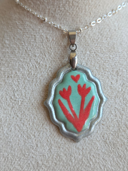 Medalla celeste y coral con pátina plateada y cadena con baño de plata