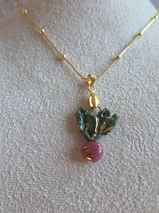 Dije de beterraga con oro