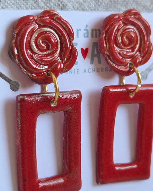 Argollas cuadradas y rosas en rojo italiano