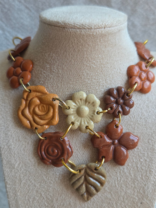 Collar 10 piezas florales en tonos cafés