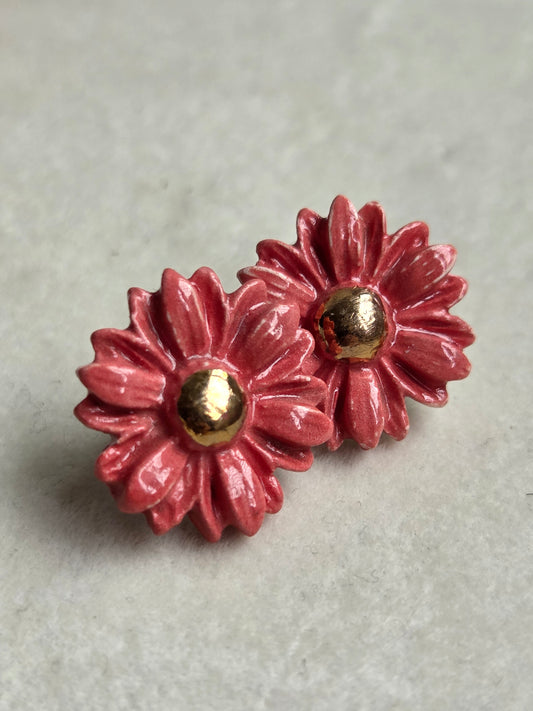 Aros florcita magenta con oro 1 pieza