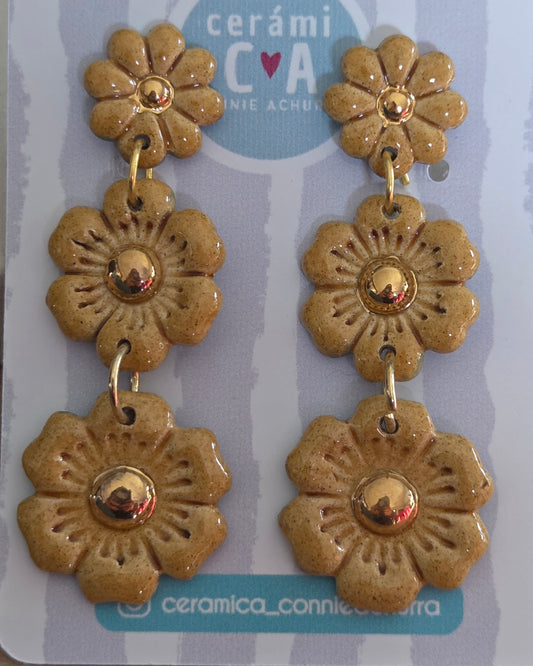Aros 3 flores cerámica y oro mostaza - julio