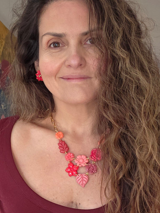 Collar 10 piezas florales en tonos rojos
