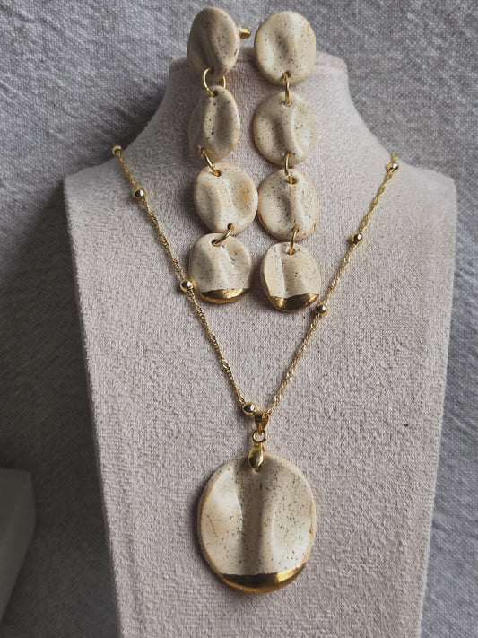 Aros/ Collar pétalos tostado mate con cadena de oro, juntos o separados.