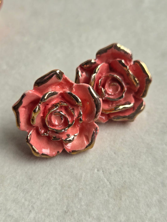Aros Rosas rojas y rosadas 1 pieza con oro