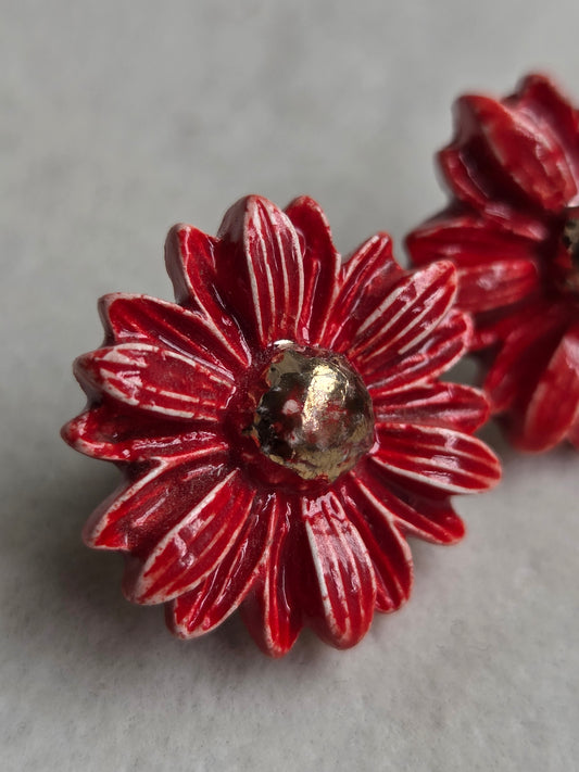 Aros florcita roja con oro 1 pieza
