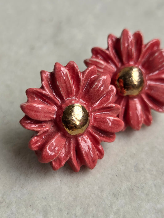 Aros florcita magenta con oro 1 pieza